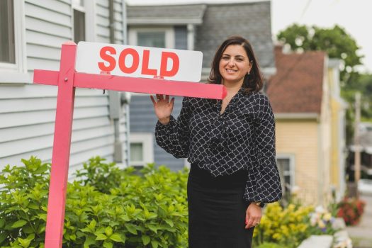 Single women are outpacing single men by two to one when it comes to buying homes. (Credit: Pexels)